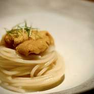 北海道で生まれ育ち、多くの食材に触れてきたオーナーシェフが手掛けるのは、道産食材をメインに迎えたイタリア料理。コースを食べ進めるに連れて、食と自然に恵まれた北海道の魅力を再認識できます。