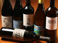 北海道の恵みと味わいたいワイン。すべてナチュラルワインに統一されており、赤・白・オレンジ・スパークリングを合わせるとラインナップは50種類以上。自分に合ったワインを探求してみるのも、一つの醍醐味です。
