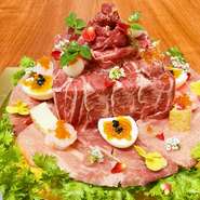 当店では、お祝い用デザートは勿論、他店ではないお祝い用肉料理として、『えくぼの肉ケーキ』『えくぼの肉タワー』を要予約にてご用意しております。さまざまなお祝いの席で是非ご利用下さい。