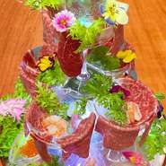 当店では、お祝い用デザートは勿論、お祝い用肉料理として、『えくぼの肉ケーキ』『えくぼの肉タワー』を要予約にてご用意しております。さまざまなお祝いの席で是非ご利用下さい。
