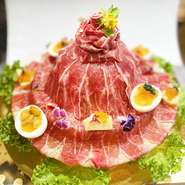 牛ほほ肉と牛タンを使用しております。
ケーキを型どり飾りつけした豪華肉ケーキは誕生日などのお祝い事でご利用下さい。

※こちらはの商品は要予約にてご用意致しております。
