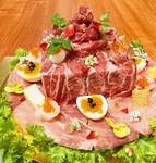 土佐黒毛和牛を使用しております。
シャンパンタワーのように盛り付けてお出ししております。
誕生日などのお祝い事でご利用下さい。

※こちらはの商品は要予約にてご用意致しております。

