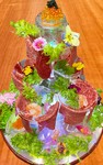 土佐黒毛和牛と海鮮刺しの盛り合わせです。
黒毛和牛は"水晶でんぐり返し"でお召し上がりください。

※こちらはの商品は要予約にてご用意致しております。
