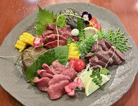 上赤身：1380円～
ハラミ：1480円～
フタエゴ(馬油で赤身を挟んでいる部位)：1580円～
レバー：1680円～
シャトーブリアン：2800円～