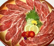 三種の味付けでお楽しみ頂けます。きざみ山葵（わさび）、岩塩（がんえん）、牡蠣醤油（かきじょうゆ）
※お好みの味付けでお楽しみ下さい。
※写真は牛ほほ 肉刺しです。
