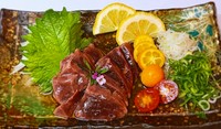 三種の味付けでお楽しみ頂けます。きざみ山葵（わさび）、岩塩（がんえん）、牡蠣醤油（かきじょうゆ）
※お好みの味付けでお楽しみ下さい。