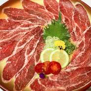 三種の味付けでお楽しみ頂けます。きざみ山葵（わさび）、岩塩（がんえん）、牡蠣醤油（かきじょうゆ）
※お好みの味付けでお楽しみ下さい。
※写真は牛ほほ 肉刺しです。