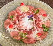 三種の味付けでお楽しみ頂けます。きざみ山葵（わさび）、岩塩（がんえん）、牡蠣醤油（かきじょうゆ）
