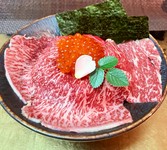 生でもお召し上がりいただく事可能です（基本炙ります）
三種の味付けでお楽しみ頂けます。
きざみ山葵（わさび）、岩塩（がんえん）、牡蠣醤油（かきじょうゆ）