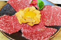 生でもお召し上がりいただく事可能です（基本炙ります）
三種の味付けでお楽しみ頂けます。
きざみ山葵（わさび）、岩塩（がんえん）、牡蠣醤油（かきじょうゆ）
