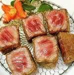 三種の味付けでお楽しみ頂けます。きざみ山葵（わさび）、岩塩（がんえん）、オリジナルデミグラスソース
※お好みの味付けでお楽しみ下さい。