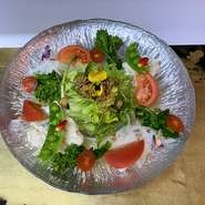 ・フルーツトマトのサラダ：780円
・季節野菜のサラダ：780円
・麦酒(ビール)牛のローストビーフ：1380円

季節等により変わる三種の自家製ドレッシングにてお楽しみ下さい

※写真は季節野菜のサラダ