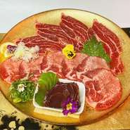 ・牛ほほ肉の刺身(入荷状況による):1080円
・牛タンの刺身:1280円
・牛はつの刺身:1180円
・牛レバーの刺身(低温真空調理):1280円

三種の味付けでお楽しみ頂けます。
※お好みの味付けでお楽しみ下さい。
