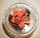 "醤油漬けした雲丹（うに）"を黒毛和牛と共に、きざみ山葵（わさび）でお召し上がりください。