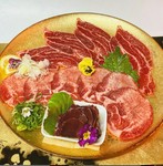 ・牛ほほ肉の刺身(入荷状況による):1080円
・牛タンの刺身:1280円
・牛はつの刺身:1180円
・牛レバーの刺身(低温真空調理):1280円

三種の味付けでお楽しみ頂けます。
※お好みの味付けでお楽しみ下さい。
