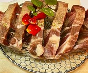 2cm幅にダイヤモンドカットされたタンを水晶のプレートでお楽しみ下さい。

三種の味付けでお楽しみ頂けます。きざみ山葵（わさび）、岩塩（がんえん）、特製だれ