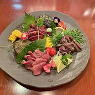 ・上赤身:1380円
・はらみ刺身:1580円
・ふたえご刺身:1480円
・レバーの刺身:1780円
・たんの刺身:2680円

三種の味付けでお楽しみ頂けます。
※お好みの味付けでお楽しみ下さい。