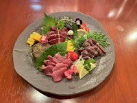 ・上赤身:1380円
・はらみ刺身:1580円
・ふたえご刺身:1480円
・レバーの刺身:1780円
・たんの刺身:2680円

三種の味付けでお楽しみ頂けます。
※お好みの味付けでお楽しみ下さい。