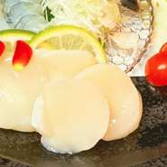 ・肉厚貝柱(2個)：1100円
・天使の海老(2尾)：1100円

三種の味付けでお楽しみ頂けます。きざみ山葵（わさび）、岩塩（がんえん）、牡蠣醤油（かきじょうゆ）
※お好みの味付けでお楽しみ下さい。