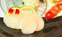 ・肉厚貝柱(2個)：1100円
・天使の海老(2尾)：1100円

三種の味付けでお楽しみ頂けます。きざみ山葵（わさび）、岩塩（がんえん）、牡蠣醤油（かきじょうゆ）
※お好みの味付けでお楽しみ下さい。