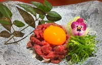 アルコールをとばした赤ワインと特製のだし汁に"しゃぶしゃぶ"して、特製胡麻だれでお召し上がりください。