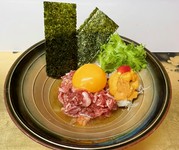 アルコールをとばした赤ワインと特製のだし汁に"しゃぶしゃぶ"して、特製胡麻だれでお召し上がりください。