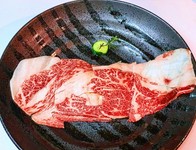 "麦酒牛（ビール牛）"を豪快に炙り、えくぼオリジナルのポテトサラダを巻いてお召し上がりください。