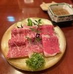 ・薄切り牛タンの蒸しゃぶしゃぶ：1880円
・土佐あかうしの蒸しゃぶしゃぶ：2580円