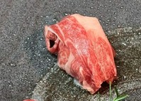 生でもお召し上がりいただく事可能です（基本炙ります）

三種の味付けでお楽しみ頂けます。
きざみ山葵（わさび）、岩塩（がんえん）、牡蠣醤油（かきじょうゆ）
※お好みの味付けでお楽しみ下さい。
