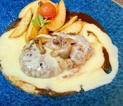 牛100%。人気のハンバーグに、これでもかとラクレットチーズをかけてます。