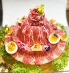 牛ほほ肉と牛タンを使用しております。
ケーキを型どり飾りつけした豪華肉ケーキは誕生日などのお祝い事でご利用下さい。

※こちらはの商品は要予約にてご用意致しております。
