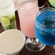 当店の飲み放題については、すべてセルフドリンクバーとなっております。
豊富なドリンクの中から自分のタイミングで自分のオリジナルドリンクが作れるので、大変好評です♪
十人十色のドリンクをお楽しみ下さい♪