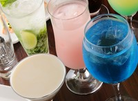 当店の飲み放題については、すべてセルフドリンクバーとなっております。
豊富なドリンクの中から自分のタイミングで自分のオリジナルドリンクが作れるので、大変好評です♪
十人十色のドリンクをお楽しみ下さい♪