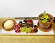 祝い事に最適な"お祝いデザートプレート" or "バースデープレート"ございます。
コースご利用時の追加は、+1000円で本プレートに変更できます。
尚、単品でのご注文の場合は、1人前 2000円となります。