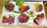 三種の味付けでお楽しみ頂けます。きざみ山葵（わさび）、岩塩（がんえん）、牡蠣醤油（かきじょうゆ）
※お好みの味付けでお楽しみ下さい。

※写真は肉厚貝柱