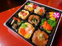 土佐黒毛和牛、土佐あかうし、海鮮を使用した特製弁当。
※お電話にてご予約ください
※6商品以上のご注文で、各商品表示価格の－200円の割引となります。