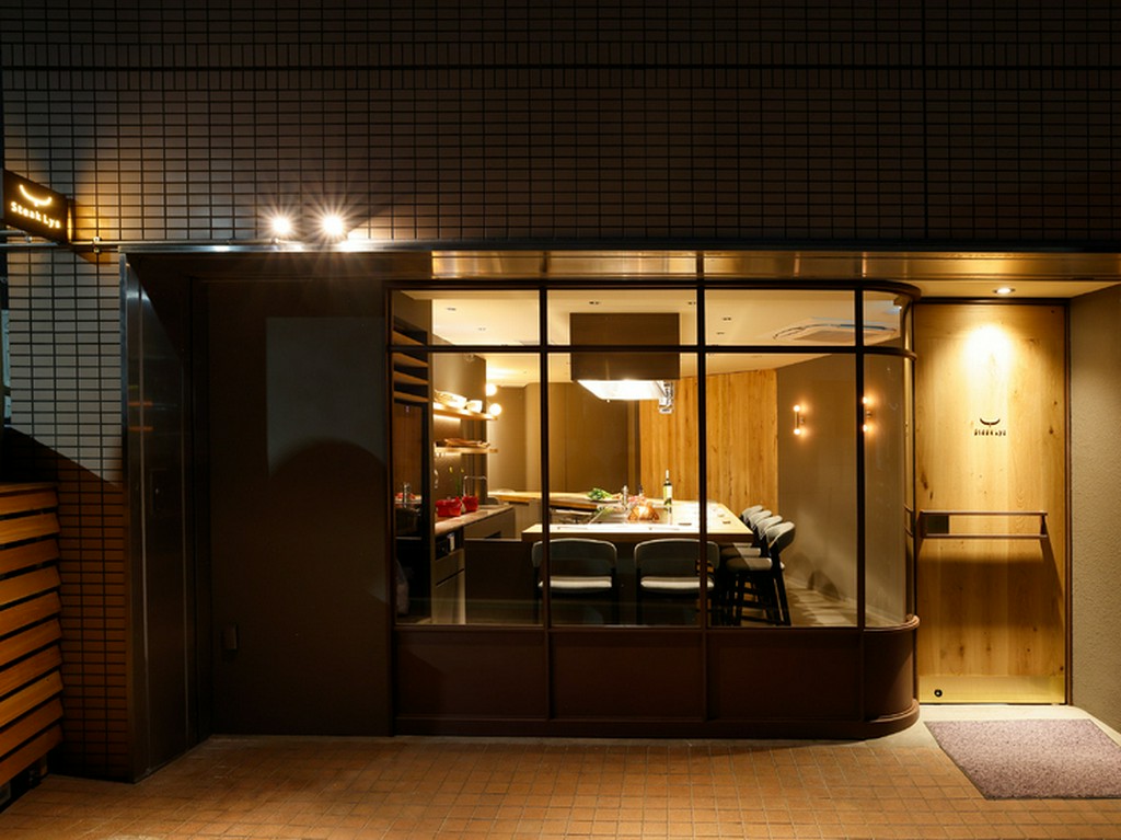 駅前の喧騒を離れてひっそりと佇む隠れ家的な鉄板焼店	