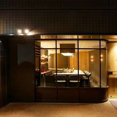 駅前の喧騒を離れてひっそりと佇む隠れ家的な鉄板焼店	