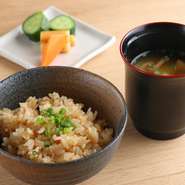 味噌汁やお漬物といただく和テイストのガーリックライス。山田さんの地元・宮城のお米をふっくらと炊き上げ、青森産のニンニクを合わせます。昆布や鰹節などを加えたオリジナル醤油と相まって、格別の味わいです。