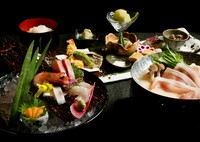 【竹】のグレードアップ会食【月】です
四季折々の味覚を、落ち着いた個室で。

コース内容
小鉢
焼物八寸
特選お造り
天ぷら
岩手県産 岩中豚の豆乳鍋
ご飯
味噌汁
香の物
デザート