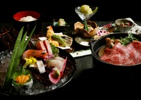 【松】のグレードアップ会食【雪】です。
大切なおもてなしや格式あるお集まりにふさわしい会席コースです。 

コース内容
小鉢
焼物八寸
特選お造り
天ぷら
山形産 牛ロースのすき焼き
ご飯
味噌汁
香の物
デザート