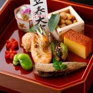 素材をシンプルに活かし、「おいしい」だけを突き詰めることが【七灯舎】の料理のコンセプトです。日本料理の技術を重んじたうえで、新しい技法を常に模索。季節の移り変わりを表現した懐石コースが生み出されます。