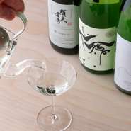 季節の料理の構成に寄り添うような日本酒を取り揃えています。ワインはブルゴーニュを中心に厳選。季節に応じた秀逸なセレクトで楽しませてくれます。飲み物に合わせてグラスが変わるのも、粋な計らい。