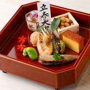 旬の食材を少しずつ楽しみ、目で楽しみ、味で楽しむ「八寸」。日本の昔からの文化や風習も感じることができます。旧正月月の八寸は、無病息災・厄除招福を願う一品として、提供しています。