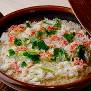 毎月、季節がわりの炊き込みご飯が味わえます。米は、新潟県魚沼産のものを主体に、季節の食材に合わせて産地を変えています。ふわっと香る匂いに思わず笑みがこぼれ、幸せな気持ちになるおいしさです。