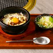 和牛のドライカレーに、チーズ＆卵をトッピング。アツアツでおいしい！