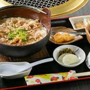 鰹と昆布の一番だしでいただくお店特製の雑炊。こちらは甘辛く煮込んだ牛肉をのせた、熱くない雑炊です。お好みでさっぱり生姜をトッピングして召し上がれ。