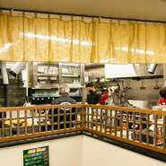 1990年の開業以来、地域に愛され続ける焼肉店。当時赤ちゃんだった方が家族を連れて来るなど、三世代、四世代の家族が集まる場としても利用されています。おいしいものが食べたい時、お祝い事にも相談してみては。