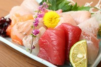 新鮮なお魚をお造りにして盛り合わせました。
その他税込み1210円の５種盛りと、税込み792円の３種盛りもございます。