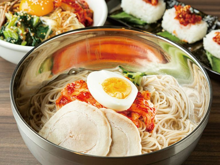 ビビンバや冷麺、スープなどサイドメニューも充実